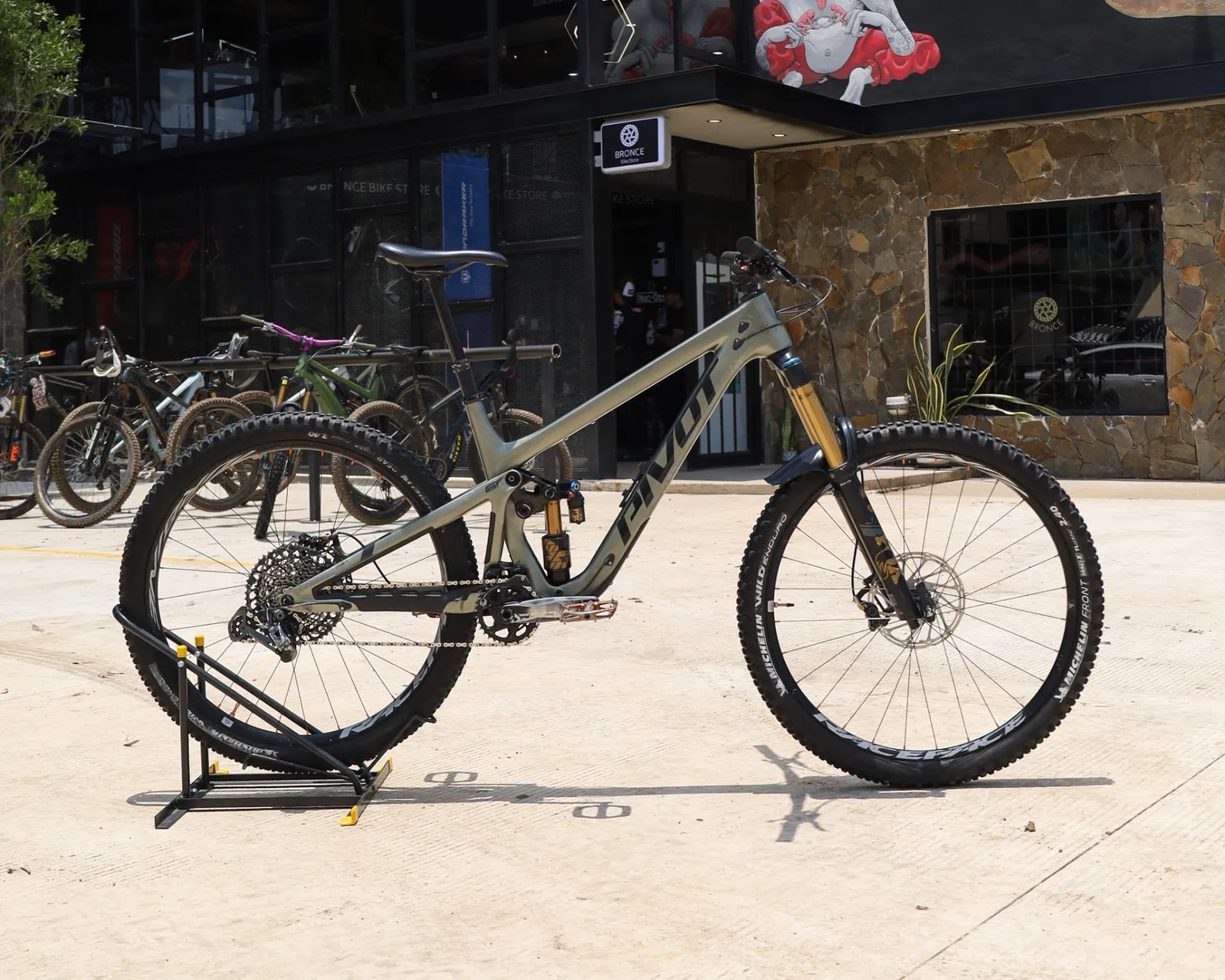 Pivot Firebird Green 2023