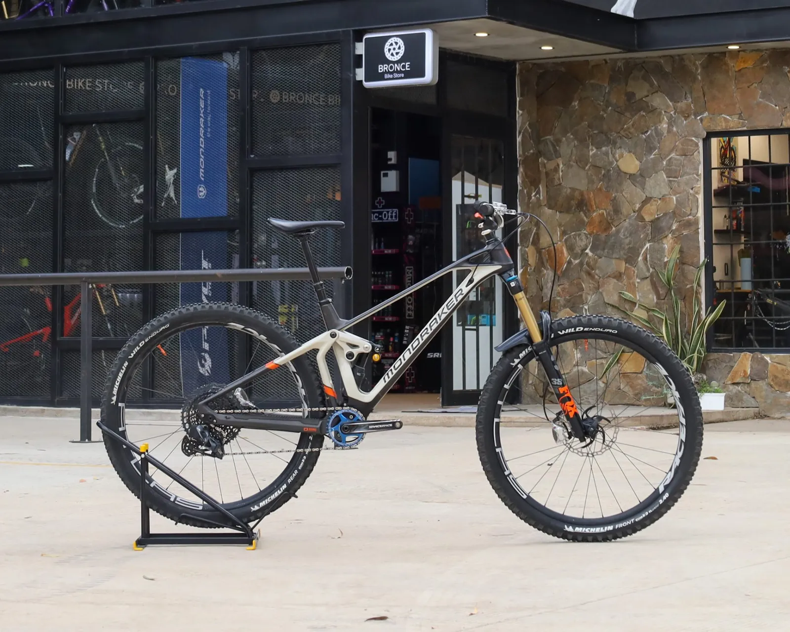 Mondraker Superfoxy Carbon R